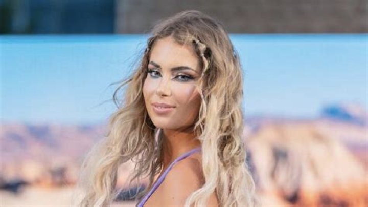 World's sexiest swimmer Andreea Dragoi shows off peachy bum and looks 'outrageous' while doing splits in yoga pants